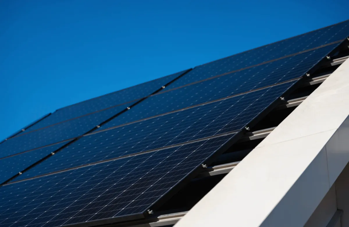 Photovoltaik-Module in Reihen auf einem Dach