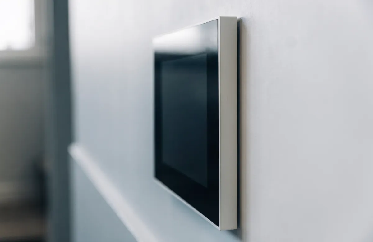 KNX-Bedienpanel an der Wand eines modernen Hauses