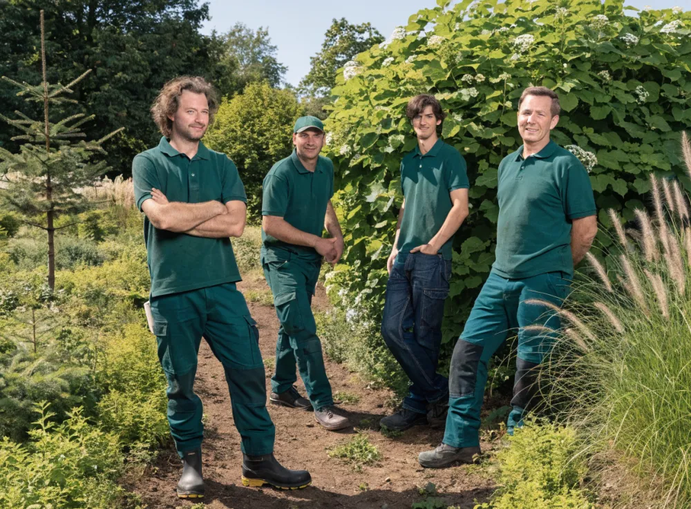 Das Team von Grünwerk gemeinsam im Garten